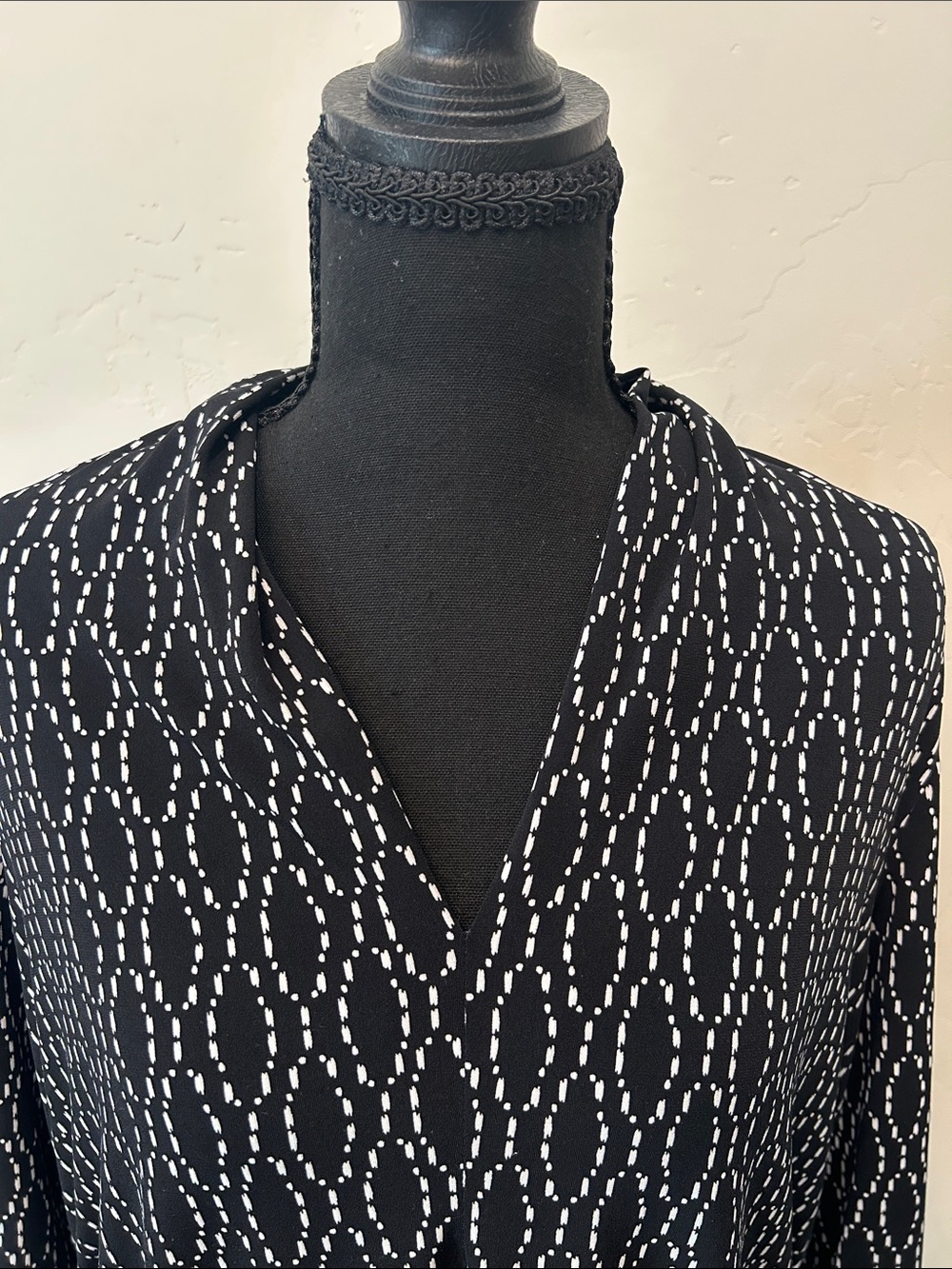 Vince Camuto Black and White Patterned V-Neck Top 1X